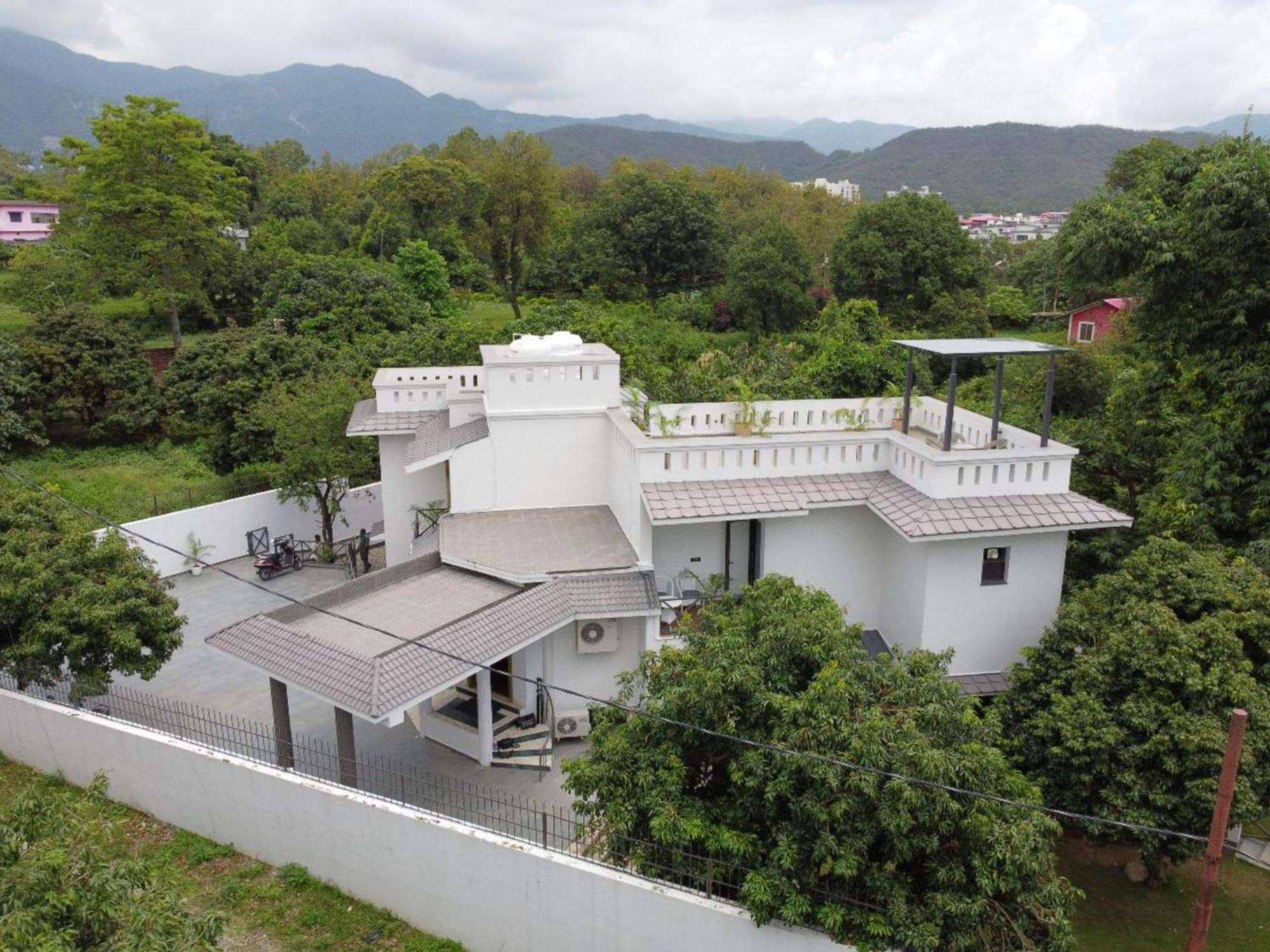 Villa Sierra Sky - Exquisite Elegant 4 Bedroom Villa Дехрадун Екстериор снимка